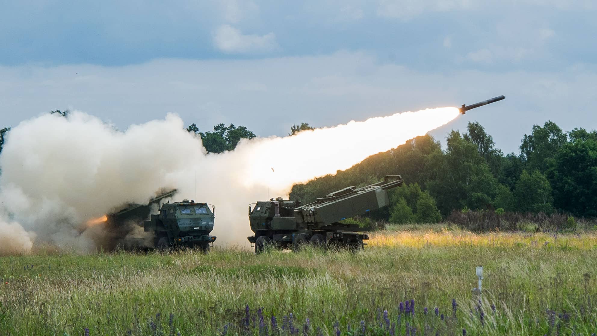 Strilba z raketnogo kompleksu HIMARS